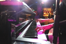 Nynyduelingpianos 03