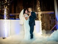 Expo bride and groom with cold sparks and cloud1